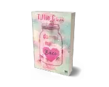 Copertina del libro "Dammi mille baci" di Tillie Cole, con un barattolo pieno di cuori rosa e gocce di pioggia.