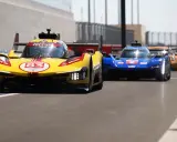 Gelber Ferrari Le Mans Hypercar mit Startnummer 83 und blauer Konkurrenz auf der Rennstrecke.