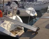 Une passerelle pour bateau, nommée "Papy Rapala", est installée pour faciliter l'accès.
