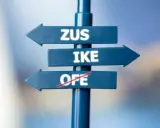 Znak drogowy z napisami ZUS, IKE i przekreślonym OFE. Czy można wypłacić pieniądze z IKE przed emeryturą?