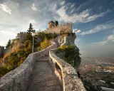 Sentiero in pietra verso la Prima Torre di San Marino, ideale per scoprire cosa vedere a San Marino in mezza giornata.