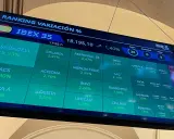 Pantalla del IBEX 35 con BBVA al 2,18%. El índice sube un 1,40% a las 17:35h.