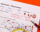Mathematik-Klassenarbeit mit der Note 4,5 und einem traurigen Smiley. Die Empfehlung lautet "Nachhilfeunterricht".