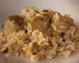 Un delicioso arroz con alcachofas, con trozos tiernos de alcachofa integrados en el grano cremoso.