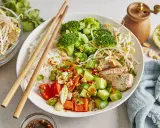 Ein bunter Asia Bowl mit Reis, Hähnchen, Brokkoli, Gurken, Tomaten und Sojasprossen. Perfekt für ein leichtes Mittagessen.
