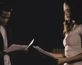 Mężczyzna i kobieta czytają scenariusz. Czy to próba do filmu, czy może pornokasting?