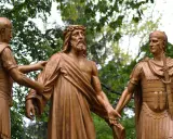 Rzeźba Jezusa w koronie cierniowej, prowadzona przez dwóch rzymskich żołnierzy. Jak mówi psalm 46, 5: "Bóg jest pośród niej, nie będzie poruszona".