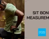 Kolarz w kasku pochyla się nad rowerem. Tekst: SIT BONE MEASUREMENT. Dowiedz się, jak zmierzyć rozstaw kości kulszowych.