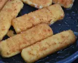 Gyldene fiskpinnar i ugn, redo att serveras. Krispiga och varma, en klassiker som alltid går hem.