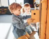 Dzień Chłopaka w przedszkolu: Prezenty, które ucieszą i nie zrujnują budżetu
