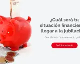 Hucha roja con billetes y monedas. Pregunta: ¿Cuál será tu situación financiera al llegar a la jubilación? Descúbrelo con este estudio gratuito.