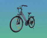 Vélo électrique gris, modèle A Vaster World express 600, avec porte-bagages et garde-boue, sur fond bleu dégradé.