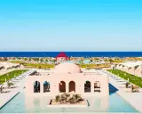 Piękny resort Sentido Reef Oasis Suakin z basenami, palmami i widokiem na turkusowe morze.