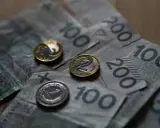 Polskie banknoty i monety. Czy umowa zlecenie wlicza się do emerytury? Pieniądze na stole.