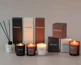 Doftljus och doftpinnar i stilren design som passar perfekt i vår inredning.