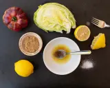 Zutaten für ein einfaches salatdressing mit zitrone und zucker: Eisbergsalat, Tomate, Zitronen, brauner Zucker und Salz.