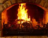Chimenea de piedra con fuego crepitante. Aprende como encender la chimenea para crear un ambiente acogedor.