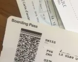 Bilet lotniczy SWISS z kodem kreskowym. Czy na bilecie lotniczym muszą być dwa imiona? Ten bilet zawiera tylko jedno imię.