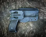 Czarna kabura wewnętrzna na broń, dyskretnie ukrywająca pistolet.