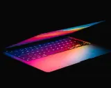 Jaki laptop do Photoshopa? Wybierz sprzęt, który przyspieszy pracę!