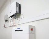System magazynowania energii Auxsol z falownikiem i baterią. Czy magazyn energii się opłaca? To rozwiązanie może przynieść oszczędności.