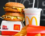 Dwa Big Maki, frytki i napój. Zastanawiasz się, ile kalorii ma red chikker? To zestawienie z McDonald's dostarcza sporo energii.