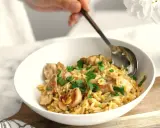 Szybki obiad z makaronem orzo i kurczakiem, posypany natką pietruszki. Idealny na szybki posiłek.
