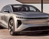 Silberner Lucid Air, der die **lucid gravity** des Designs verkörpert, steht vor einem modernen Gebäude.