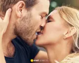 Intymny pocałunek z języczkiem. Para zbliża się do siebie, ich usta się stykają.