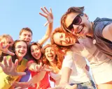 Uśmiechnięta grupa przyjaciół robi selfie. Ich radość i bliskość to czynniki chroniące przed samotnością.