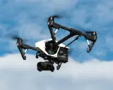 Drone in volo, pronto per un nuovo servizio. Il rinnovo patentino drone è fondamentale per operare in sicurezza.