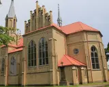 Neogotycki kościół w Krynkach, z charakterystycznymi wieżami i czerwonym dachem, to jedna z głównych atrakcji miasta.
