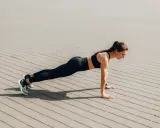 Femme en tenue de sport faisant une planche, un excellent exercice pour perdre du ventre.