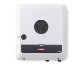 Vit Fronius SYMO växelriktare, en viktig del av ett solenergisystem, kan användas med ett Fronius batteri för att lagra energi.