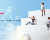 Barn sitter på vita trappsteg, en pojke spanar, en flicka pekar. Huawei EMMA, en smart optimerare för hemmet.
