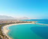 Piękna plaża z palmami i turkusową wodą. Czy to Hurghada czy Marsa Alam? Wybór należy do Ciebie!