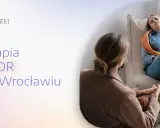 Terapia EMDR we Wrocławiu. Młoda kobieta siedzi na pufie, rozmawiając z terapeutką.
