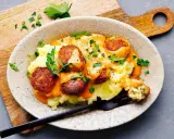 Herzhafte vegetarische Klopse auf cremigem Kartoffelbrei mit cremiger Sauce – schnelle vegetarische Gerichte, die begeistern.