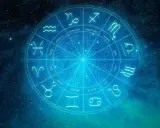 Zodiakalny krąg z symbolami znaków zodiaku na tle nocnego nieba. Sprawdź swój horoskop na 2026 rok!