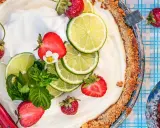 En krämig paj med jordgubbar, lime och mynta – en annorlunda midsommarmat som lockar med fräschör och sommar.