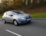 Srebrny Opel Corsa D 1.2 jedzie po drodze. Zastanawiasz się, ile oleju do silnika wlać?
