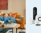 En familj njuter av en mysig hemmakväll med popcorn, medan en samling smarta hem-enheter, inklusive en kodlås och en rökdetektor, visas upp. Allt för att skapa trygghet och ett effektivt lf larm.