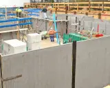 Baustelle mit WU Beton Wänden, Schalung und Arbeitern.