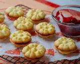 Zarte Kekse mit Marmelade, bereit zum Genießen. Ein süßer Genuss für jede Gelegenheit.