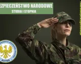 Kobieta w mundurze oddaje honory. Rekrutacja na studia I stopnia z zakresu wsb bezpieczeństwo narodowe.