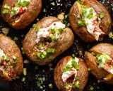 Kumpir Rezept: Gebackene Kartoffeln mit cremiger Füllung, Schnittlauch und Paprikapulver.