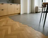 Un pavimento in parquet a spina di pesce incontra piastrelle grigie, un'idea per rifare pavimento con stile.