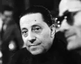 Ritratto in bianco e nero di Sandro Penna, poeta, con uno sguardo intenso. Le sue poesie sono un tesoro della letteratura italiana.