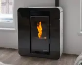 Estufa de pellets sin electricidad, con llama viva y diseño moderno, junto a una ventana.