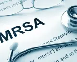 Documento con la scritta MRSA, stetoscopio e occhiali. Il batterio MRSA è una preoccupazione medica.